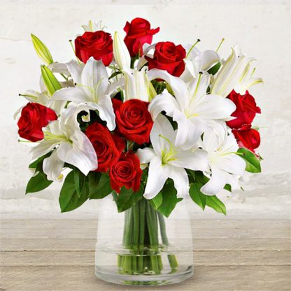 rose-rosse-gigli-bianchi-lilium-verona-fioraio-invio-recapitare-bouquet-fiorista-verona rose-rosse-gigli-bianchi-lilium-verona-fioraio-invio-recapitare-bouquet-fiorista-verona
